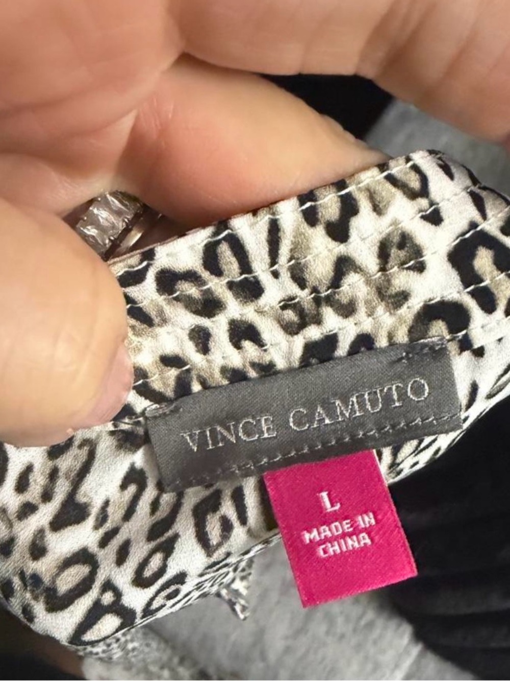 Vince Camuto Leopard Print Split Neck Blouse Women’s Large Short Sleeve Relaxed - Picture 5 of 5